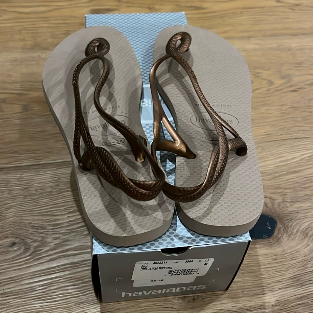 Havaianas Luna T Strap Sandals in Gold, size 6 / 35